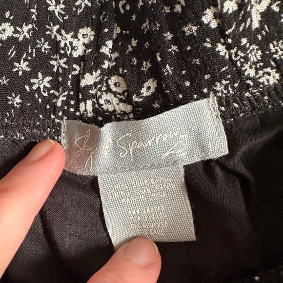 SKY AND SPARROW Tiered Floral Womens Shorts - Picture 6 of 6